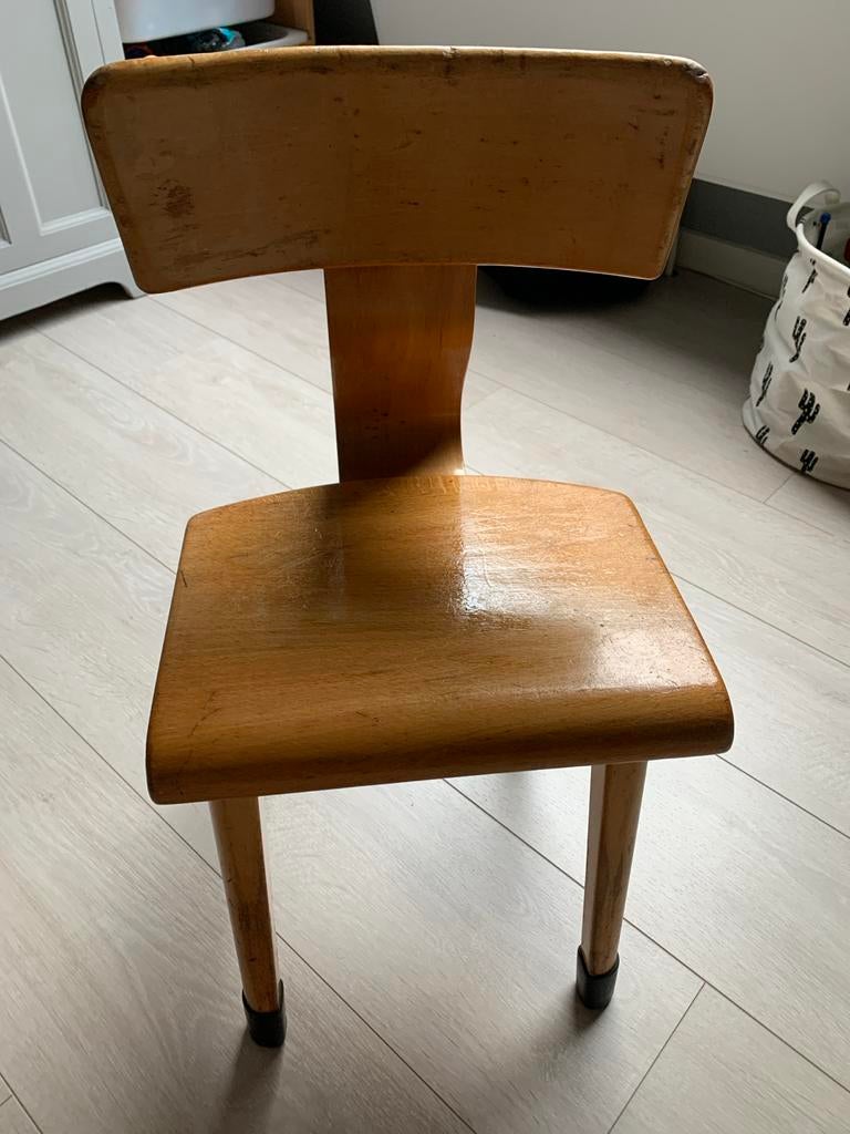 Oud houten schoolstoeltje, Ophalen, Gebruikt, Bruin, Eén