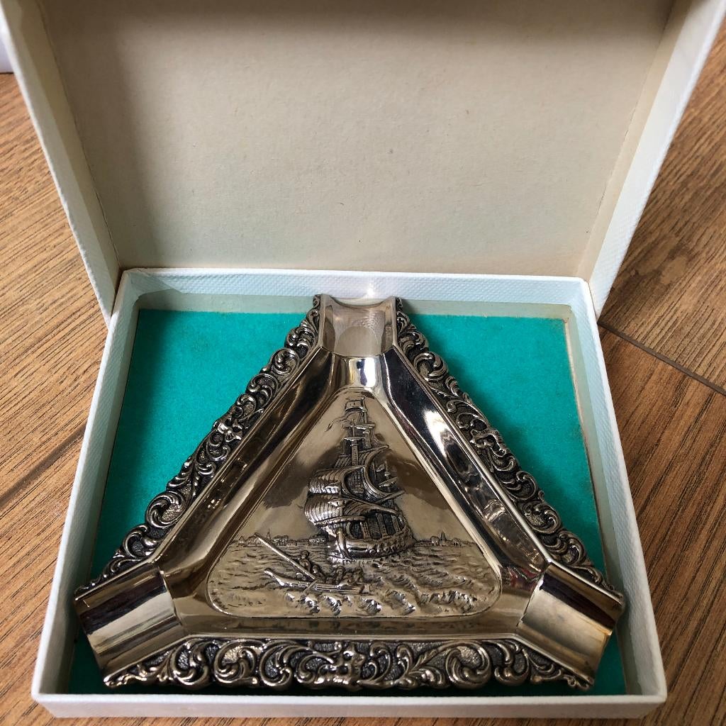 Netjes in het doosje asbak zilverkleurig mooi!, Ophalen, Zo goed als nieuw, Asbak