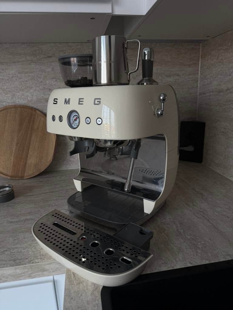 SMEG Espresso machine met bonenmaler Crème, Ophalen, Zo goed als nieuw, Espresso apparaat, Koffiebonen