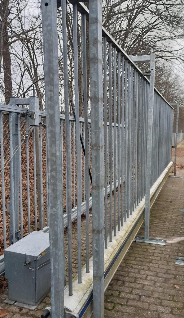 Schuifpoort vrijdragend. 6 mtr doorgang., Ophalen, Met poort, Gebruikt, Aluminium