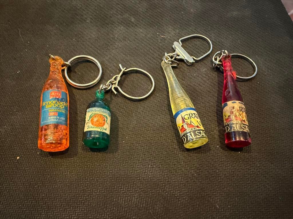 Vintage sleutelhangers- 4 mini drankflesjes set (1960-1970), Verzamelen, Verzenden, Zo goed als nieuw, Merk