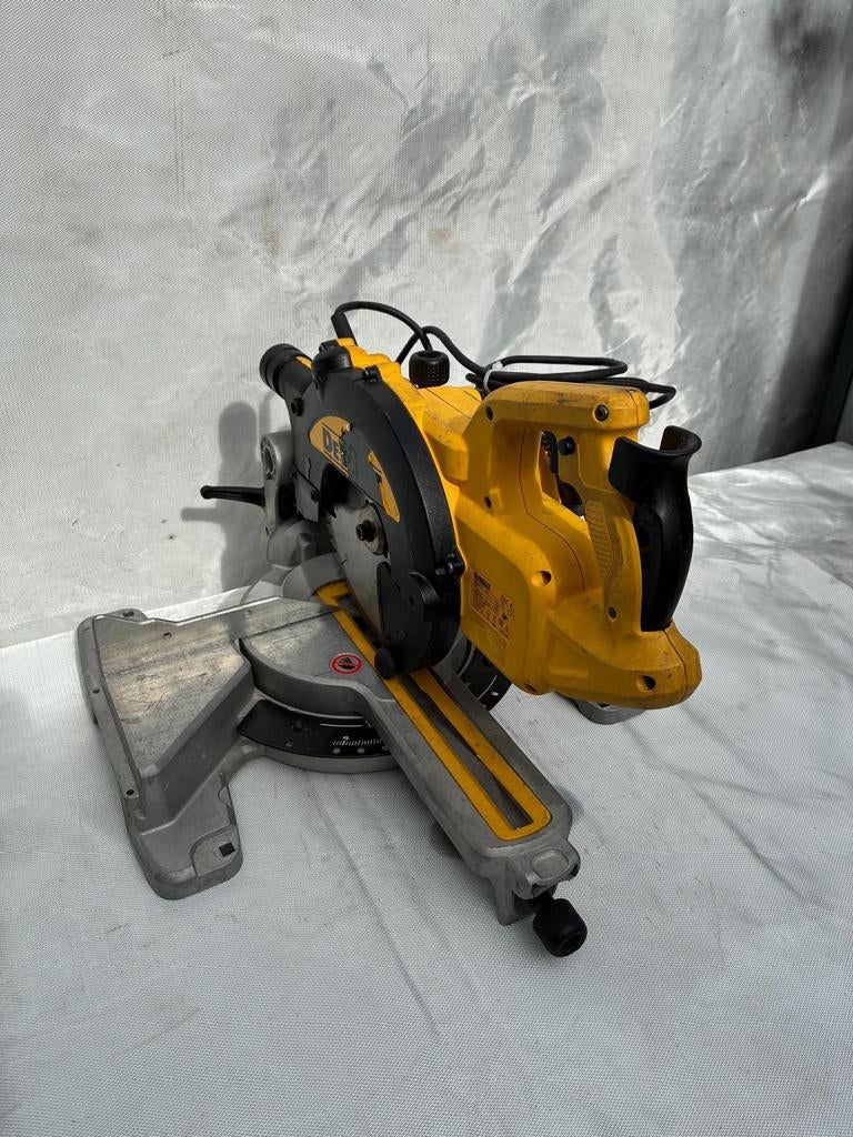 DeWalt DWS774 Afkortzaag - Krachtig en Compact, Doe-het-zelf en Verbouw, Gereedschap | Zaagmachines, Gebruikt, Afkortzaag, 1200 watt of meer