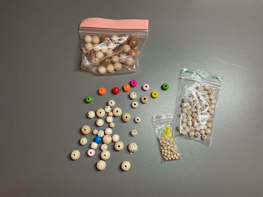 Diverse houten kralen, blank en gekleurd, met gezichtjes, Hobby en Vrije tijd, Kralen en Sieraden maken, Ophalen, Zo goed als nieuw