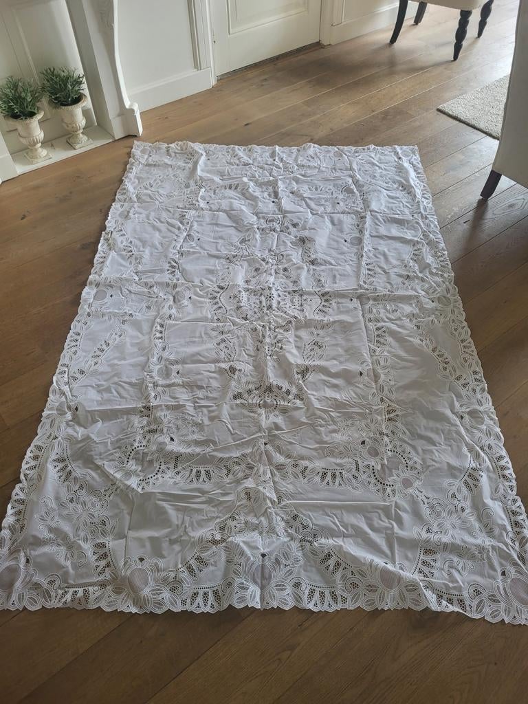 Groot wit plastic tafelkleed met kantpatroon, Ophalen
