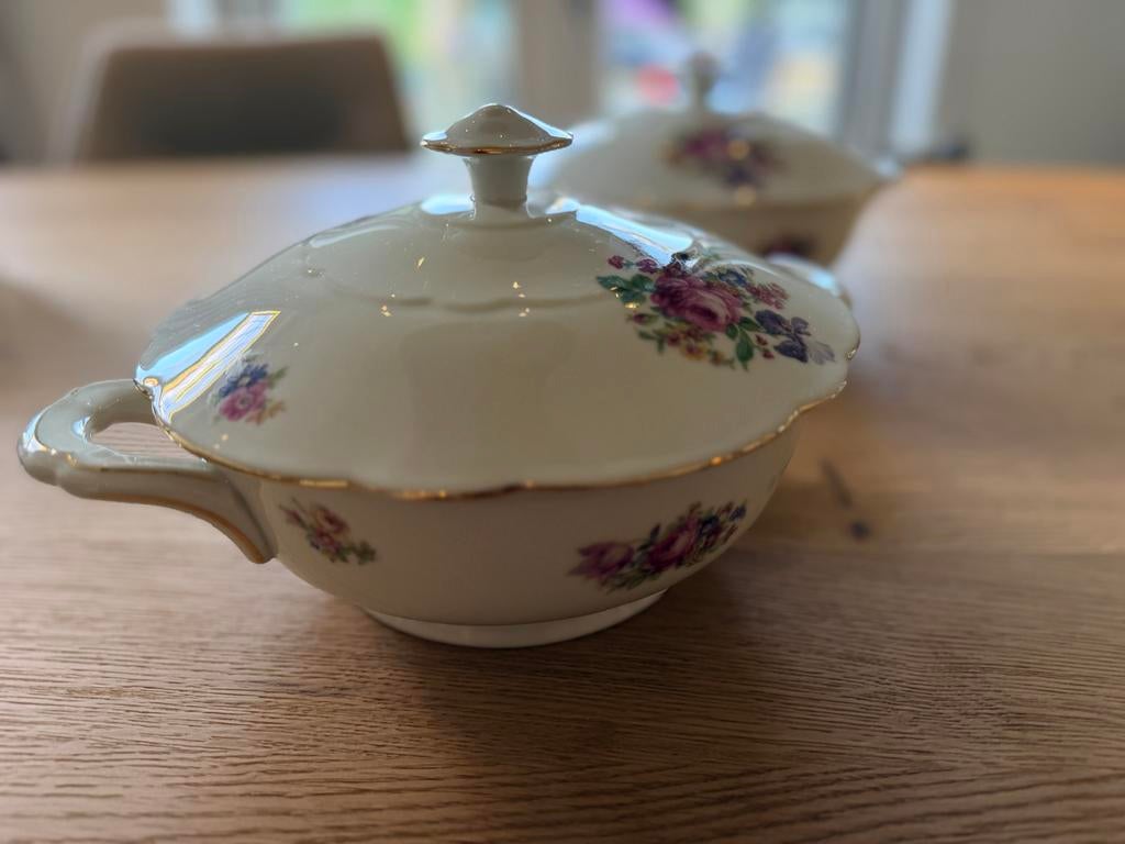 2 Kahla dekschalen met bloemendecor en goudrandje, Antiek en Kunst, Antiek | Servies los, Ophalen of Verzenden