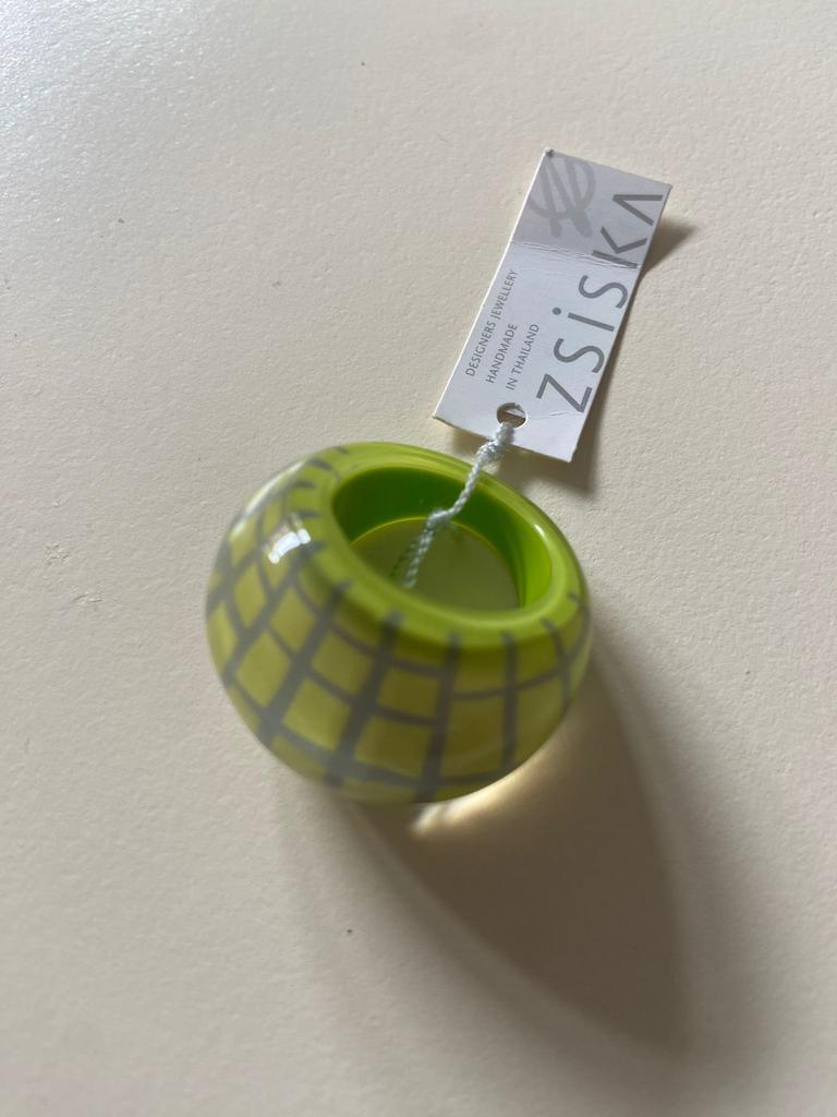 Zsiska ring, Kunststof, Nieuw, Ophalen of Verzenden, 17 tot 18