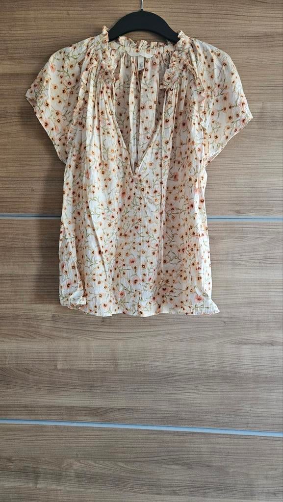 Dames  top creme-wit gebloemd h&m Zgan, Kleding | Dames, T-shirts, Maat 38/40 (M), H&M, Overige kleuren, Ophalen of Verzenden