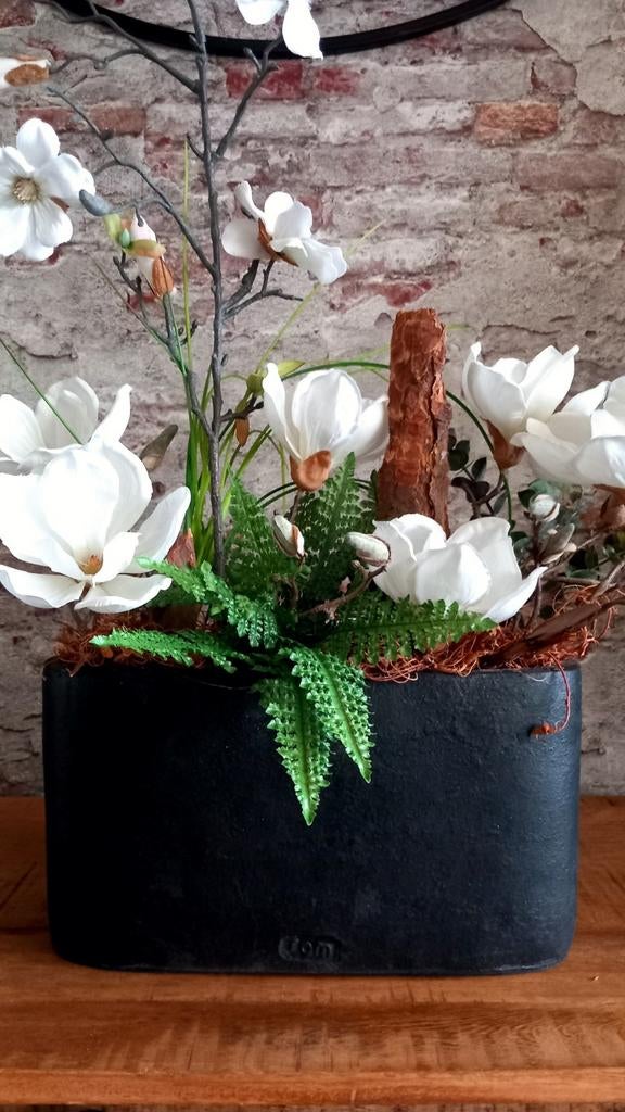 Decoratieve zwarte pot met magnolia kunstbloemen, Ophalen of Verzenden