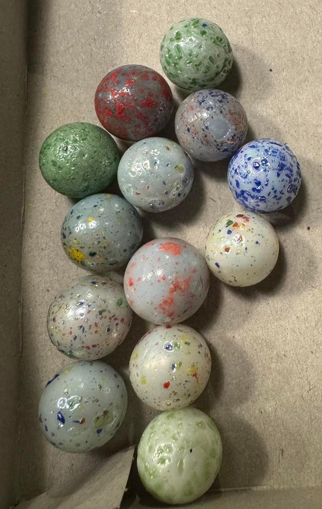 Set van 13 gespikkelde knikkers met spikkels, Ophalen of Verzenden, Zo goed als nieuw