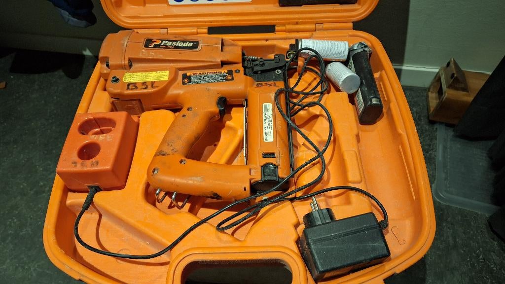 Paslode aftimmer tacker op gas inclusief 3 accuus!, Ophalen, Gebruikt