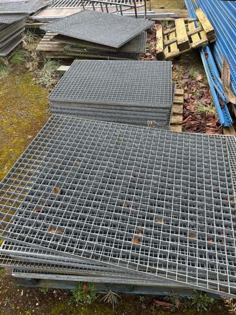 Verzinkte looproosters / roosters – diverse – €1 per kilo, Ophalen, Zo goed als nieuw, IJzer, Sierhekwerk