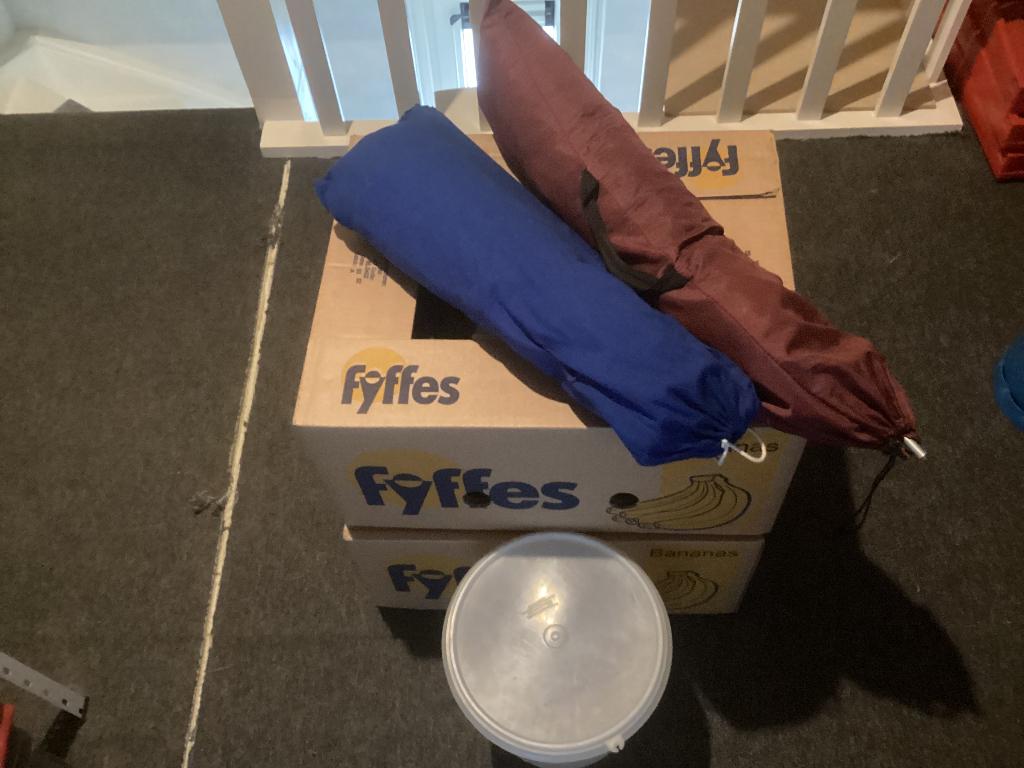 Twee bananendozen kampeerartikelen, Ophalen, Gebruikt