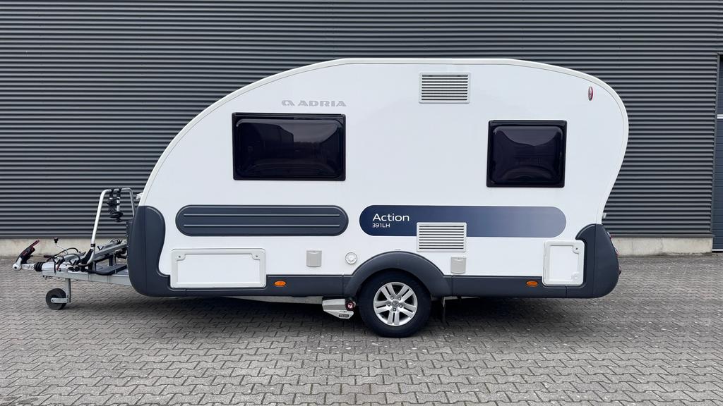 Uniek kans! Adria Action 391 LH Mover, Vol Opties Nieuw!, Caravans en Kamperen, Standaardzit, Tot en met 2, Bedrijf, Adria