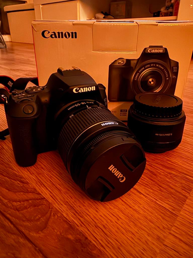 Canon EOS 250D Spiegelreflexcamera, Spiegelreflex, Canon, Ophalen of Verzenden, Zo goed als nieuw