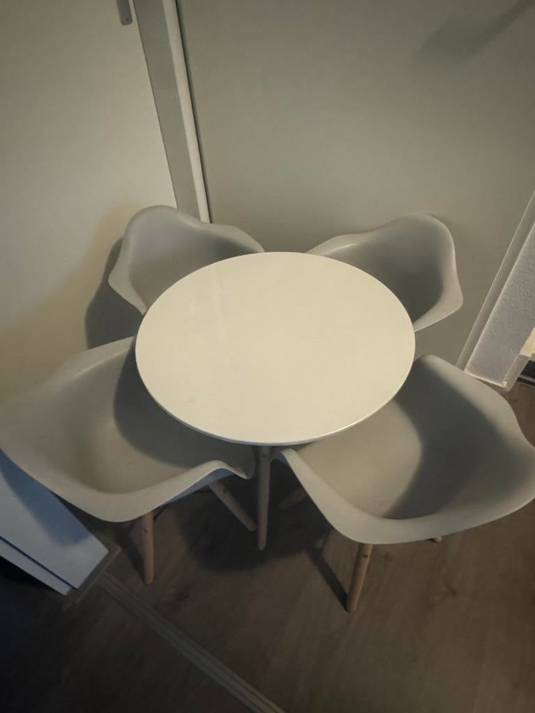 Kindertafel met 4 stoeltjes, Ophalen, Zo goed als nieuw