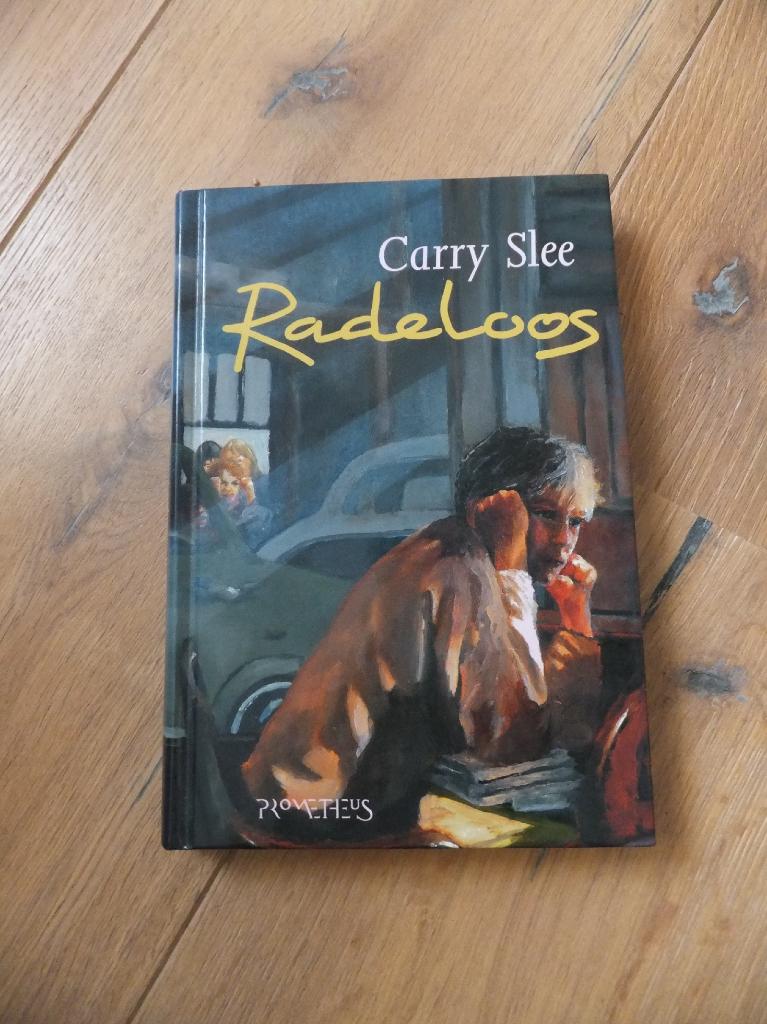 gratis verzenden boek Radeloos Carry Slee hardcover 1e druk, Ophalen of Verzenden, Zo goed als nieuw