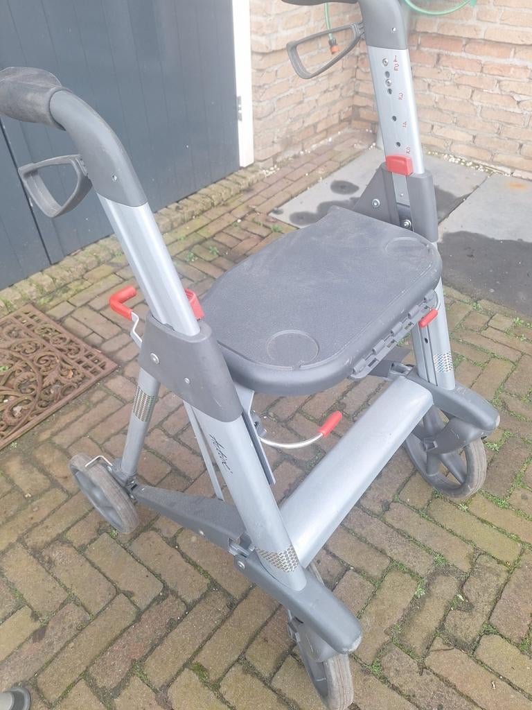 te koop goede stevige rollator en douchebankje, Ophalen