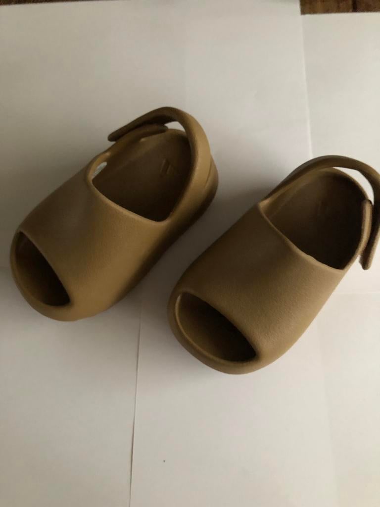 Adidas Yeezy Slide kids, Ophalen of Verzenden, Gebruikt, Jongen of Meisje, Schoenen