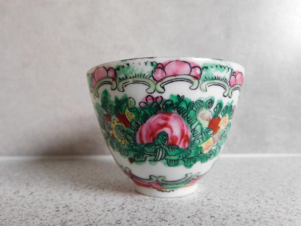 Thee kom 7x5 cm. Famille Rose Multicolour Made in China, Antiek en Kunst, Ophalen of Verzenden