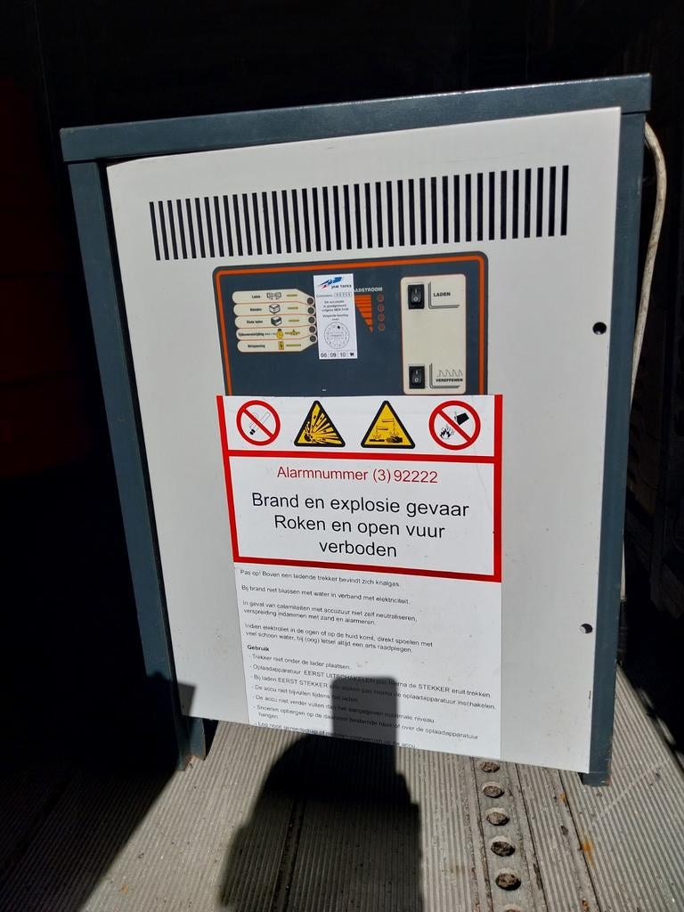 Zware Acculader volt dc 40. amp 50 .voltac 230. hz 50/60  ., Ophalen