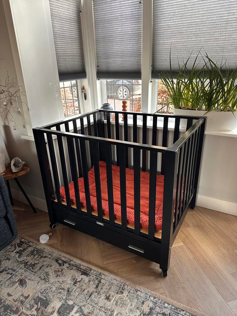 Zwarte Bopita box met mobiel en boxkleed, Kinderen en Baby's, Boxen, Ophalen, Gebruikt, Vierkant, Boxkleed