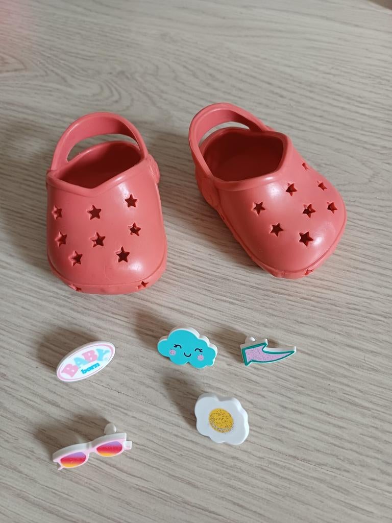 Rode Baby Born crocs schoenen met pins, Kinderen en Baby's, Speelgoed | Poppen, Ophalen