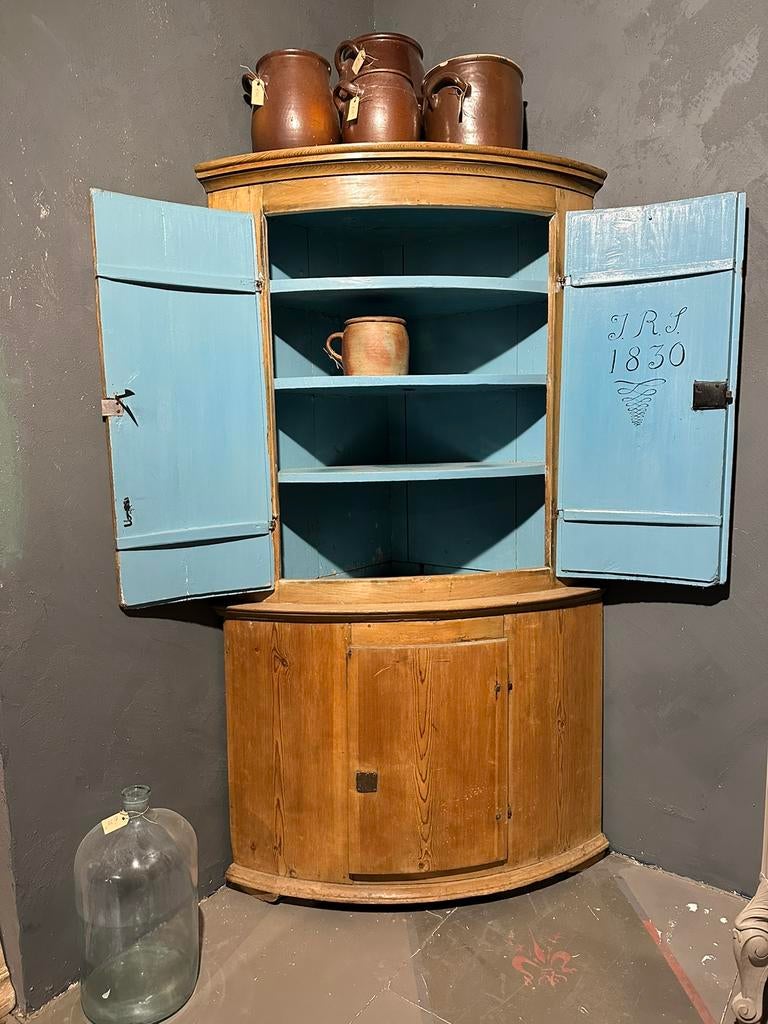 "HENDRICKX "  Zweedse Grenen Hoekkast., Ophalen of Verzenden