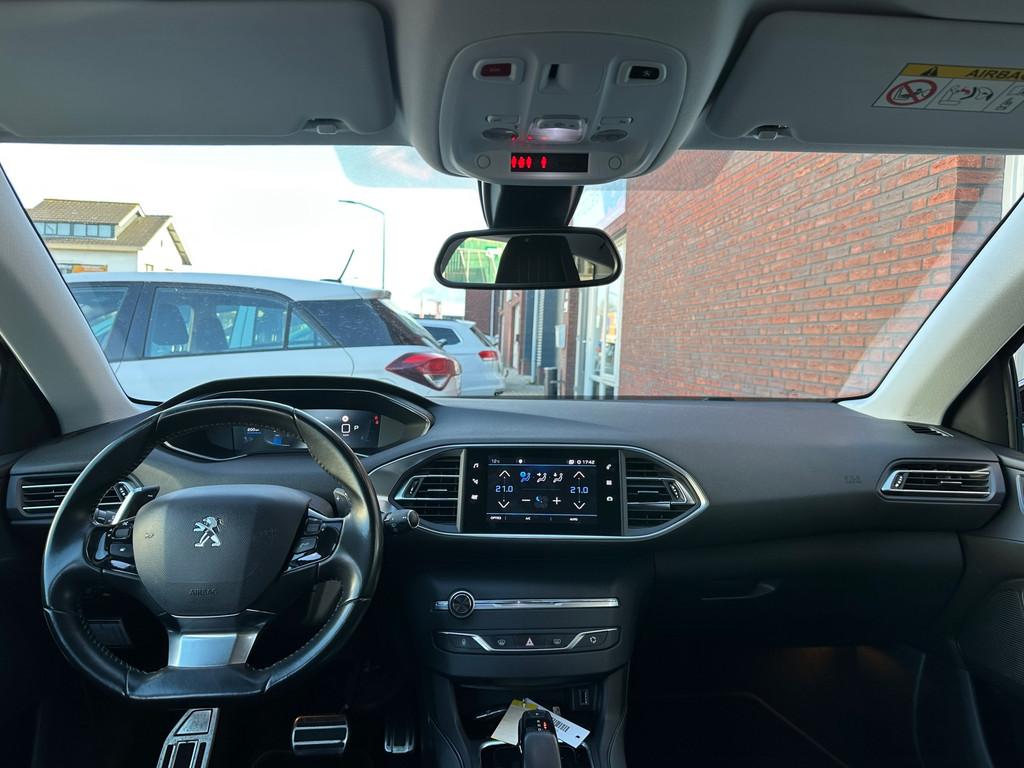 Peugeot 308 SW 1.2 PureTech Blue Lease Premium / Leder / Nav, Gebruikt, 1199 cc, Met garantie (alle), Zwart