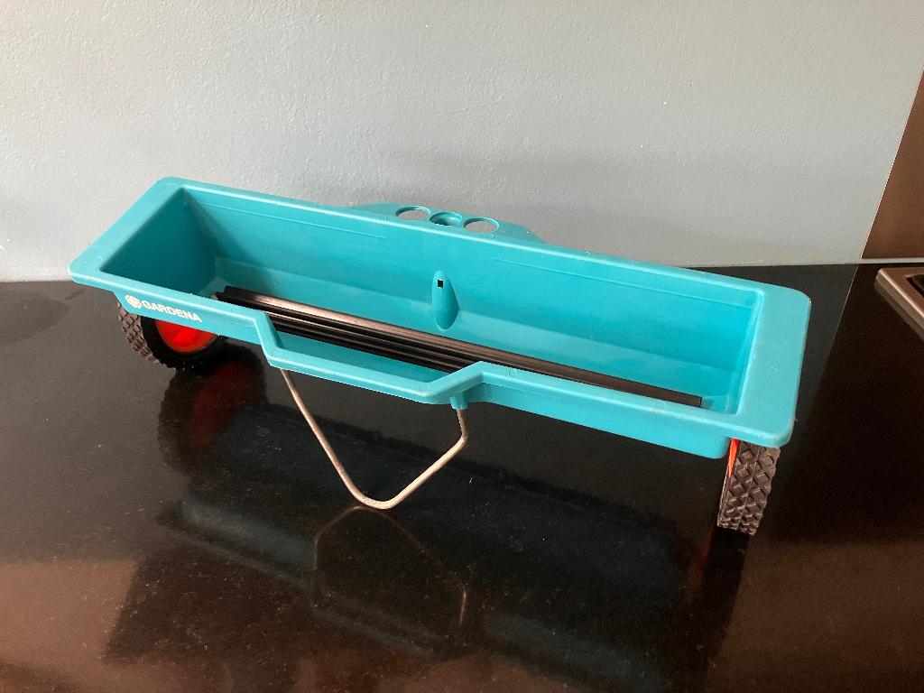 Gardena kalk en mest strooier - MOOI GRASVELD - ZIEN, Ophalen, Zo goed als nieuw