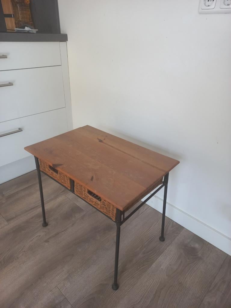 Tafeltje, hout en metaal met 2 mandjes, Huis en Inrichting, Tafels | Bijzettafels, Ophalen, Rechthoekig, Minder dan 55 cm