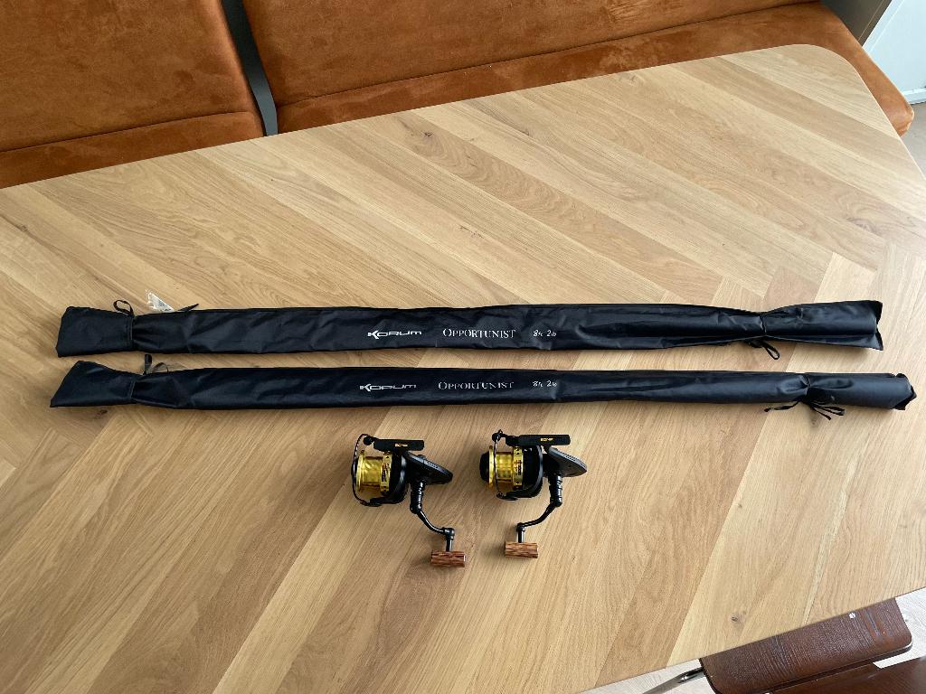 2 x Korum Opportunist 8ft 2lb + Sonik Xtractor 5000GS, Ophalen, Zo goed als nieuw, Werphengel