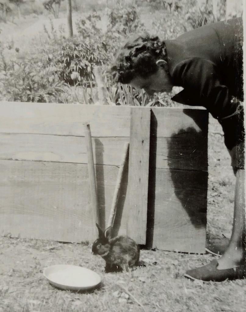 Vrouw met 2 konijnen jaren 50-60, Ophalen of Verzenden, 1940 tot 1960, Gebruikt, Overige onderwerpen