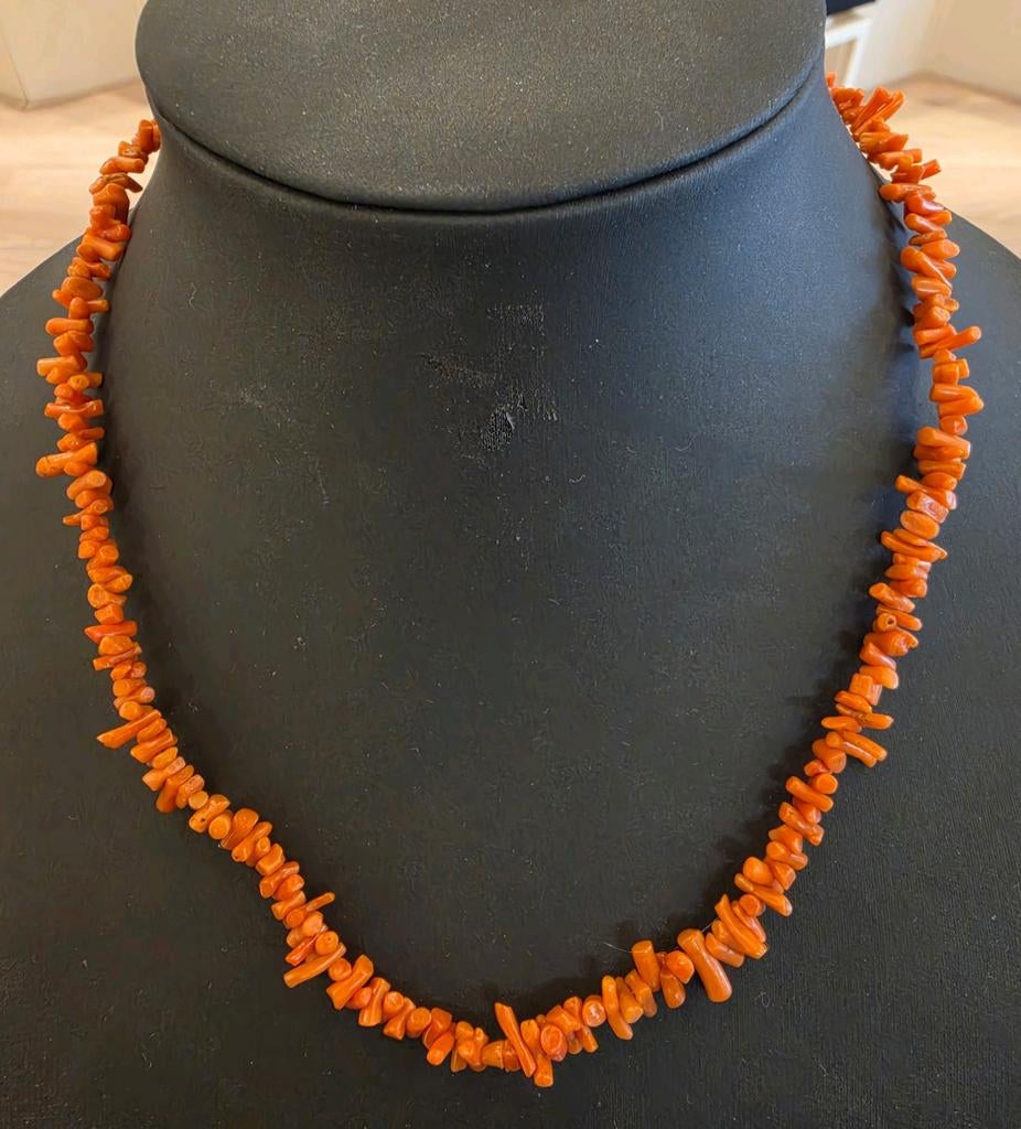 Bloedkoralen takjes ketting met gouden kapittel slot 45 cm, Sieraden, Tassen en Uiterlijk, Kettingen, Zo goed als nieuw, Goud