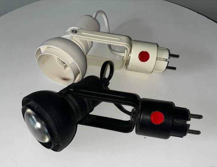 Twee stekkerspots  een zwart en een wit, Ophalen of Verzenden, Gebruikt