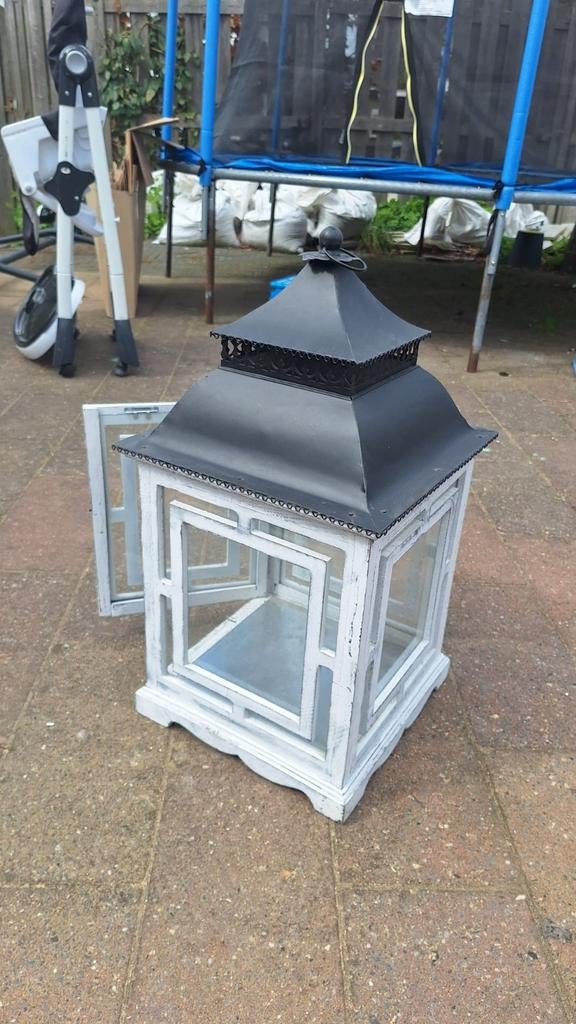 Witte lantaarn met zwart dak, Huis en Inrichting, Woonaccessoires | Kandelaars en Kaarsen, Ophalen