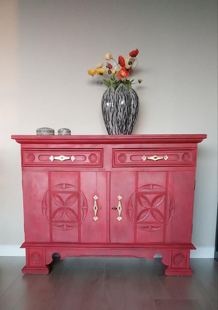Rood dressoir, gerestyled met Annie Sloan verf, Huis en Inrichting, Kasten | Dressoirs, Ophalen, Gebruikt, Vintage, 25 tot 50 cm