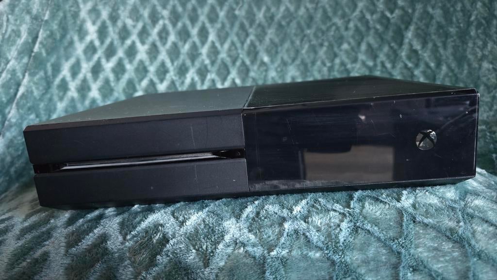 Xbox One met controller en kabels, Spelcomputers en Games, Spelcomputers | Xbox One, Ophalen, Xbox One, Met 1 controller, 500 GB