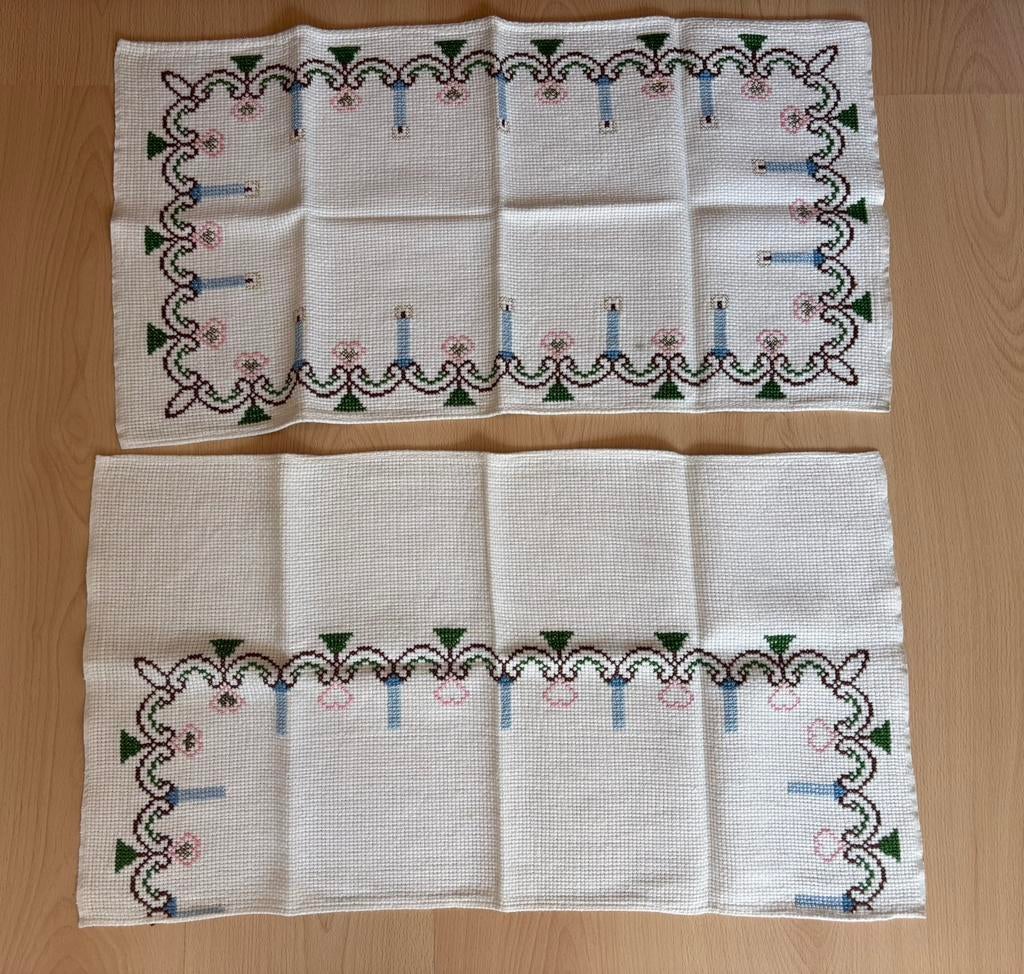 Kerstkleedjes met borduurwerk 68 x 37 cm gebruikt, Diversen, Kerst, Ophalen of Verzenden, Gebruikt