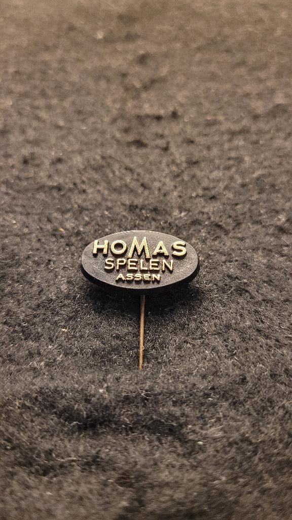 Homas spellen Assen speldje, Verzenden, Zo goed als nieuw, Merk, Speldje of Pin