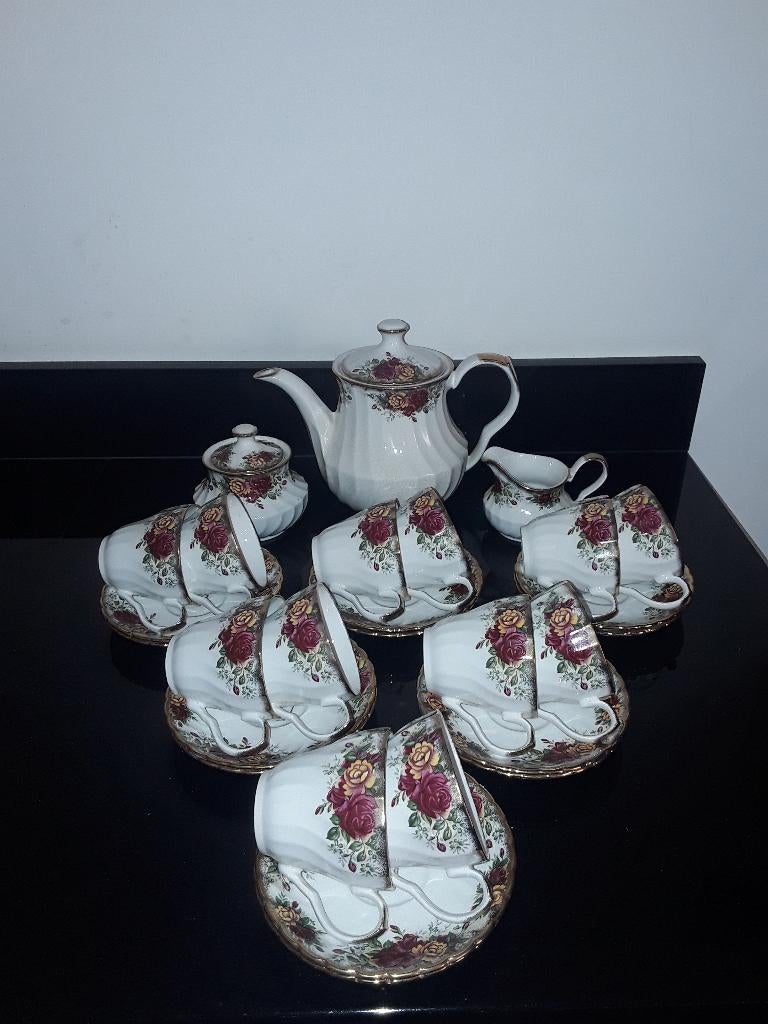 Engels Staffordshire 12pers theeservies met gele&rode rozen, Verzenden