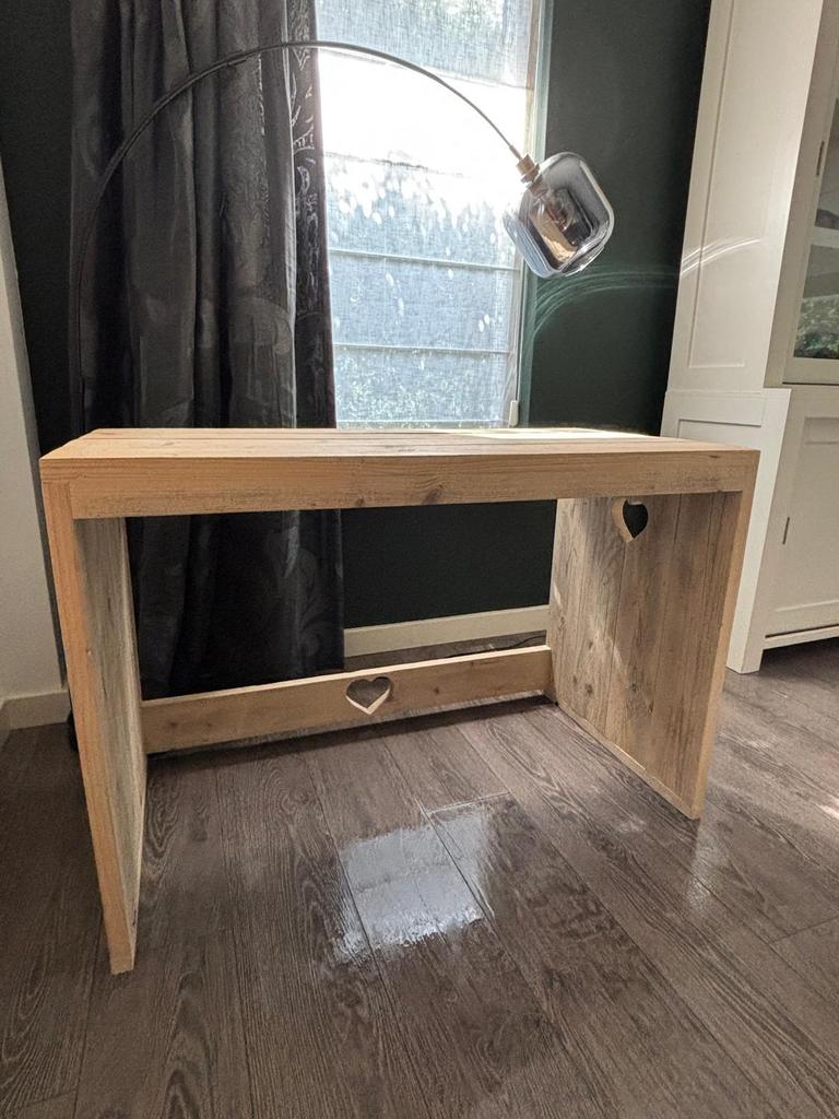 Steigerhouten bureau met hartje, Ophalen, Gebruikt