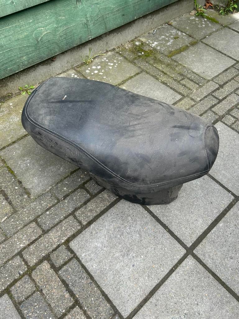 Turbho buddy, Fietsen en Brommers, Brommeronderdelen | Scooters, Ophalen of Verzenden, Zo goed als nieuw, Zadel, Overige merken