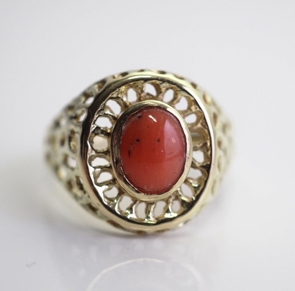 14 krt opengewerkte ring met bloedkoraal - grote maat, Ophalen of Verzenden, Goud, Ring, Met edelsteen