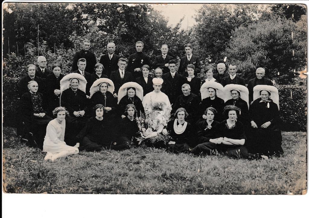 Uden-Familiefoto i.v.m Priesterwijding 1937 Foto Sandtmann, Verzenden, 1920 tot 1940, Ongelopen, Noord-Brabant