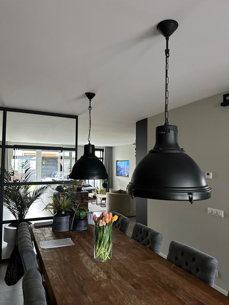 Twee grote zwarte, industriële hanglampen van Looiershuis, Huis en Inrichting, Ophalen of Verzenden, Gebruikt, Metaal, 50 tot 75 cm