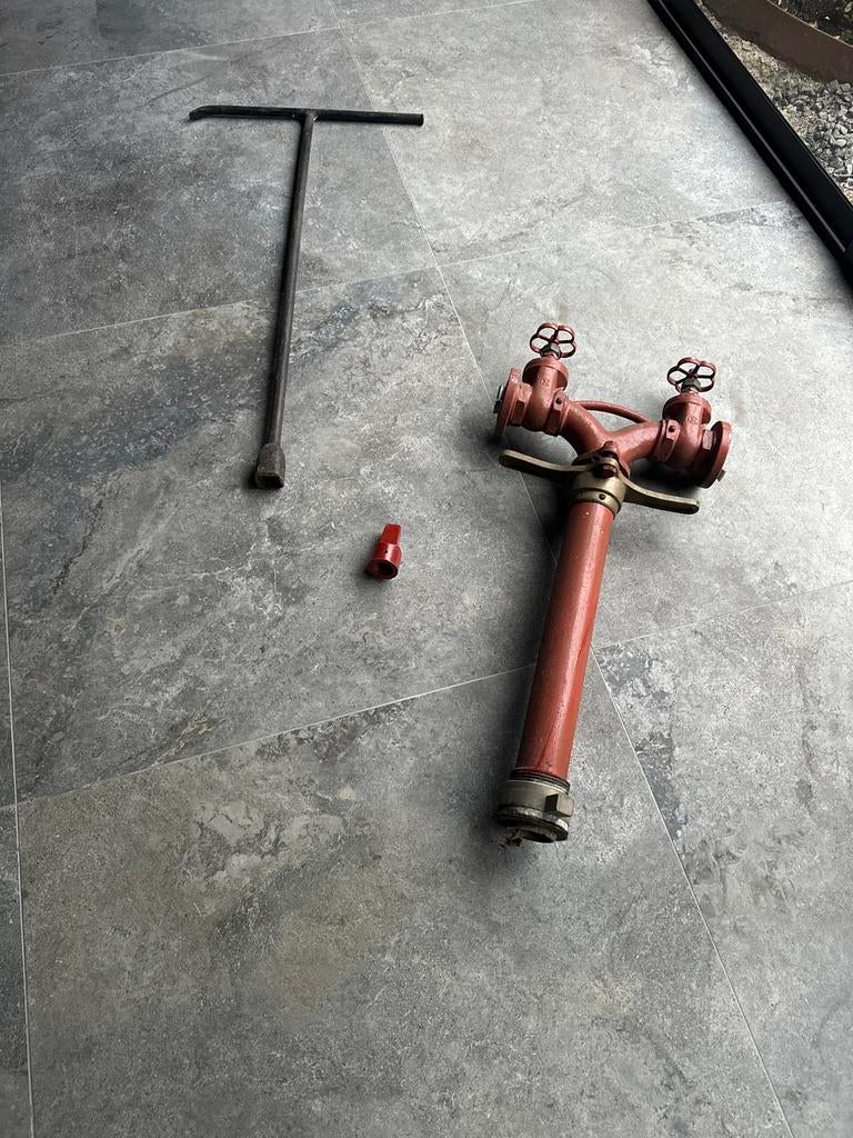 Historische Ondergrondse brandkraan met sleutel, Ophalen