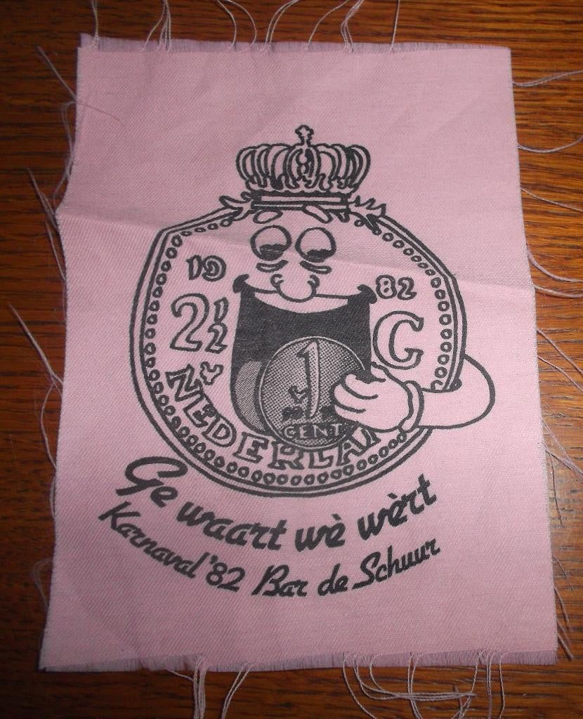 Vintage Carnaval embleem 1982 Bar de Schuur, Ophalen of Verzenden, Nieuw, Carnaval, Accessoires