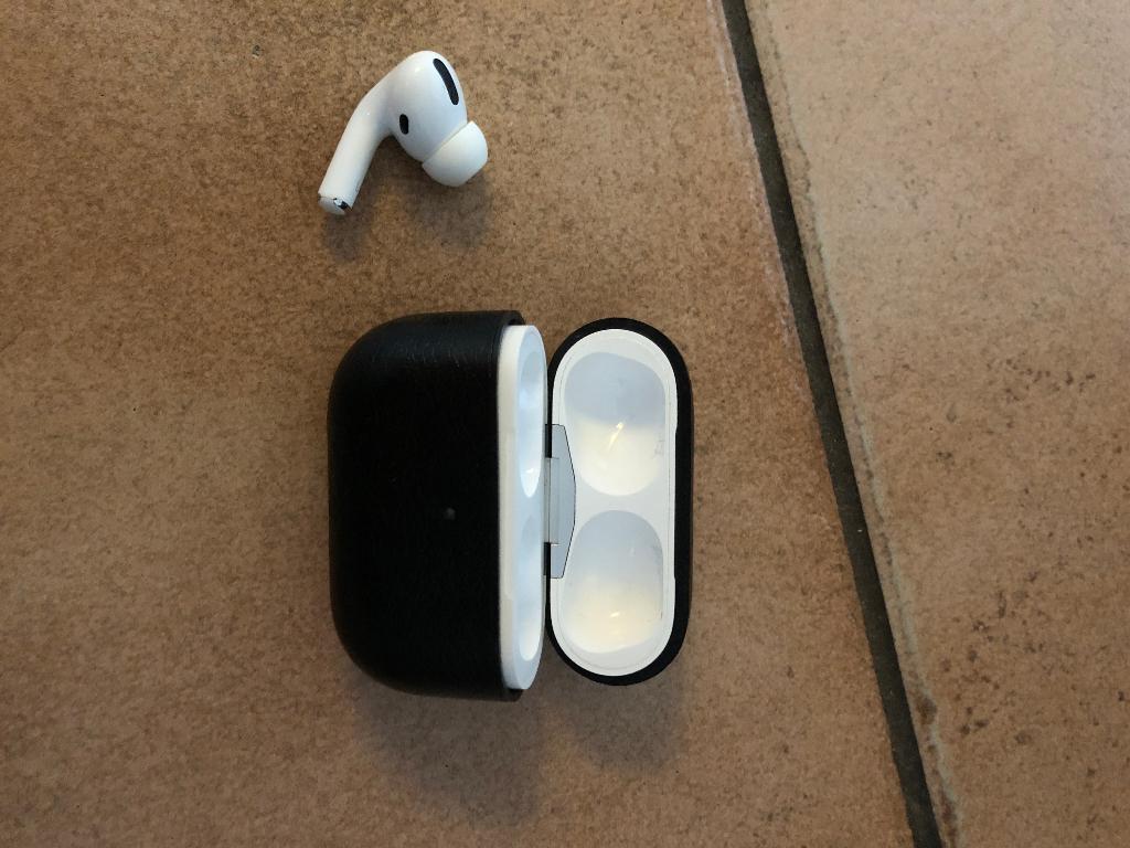 Linker-oordopje in case iPhone..wie is de linker verloren?, Telecommunicatie, Mobiele telefoons | Apple iPhone, Gebruikt, 128 GB