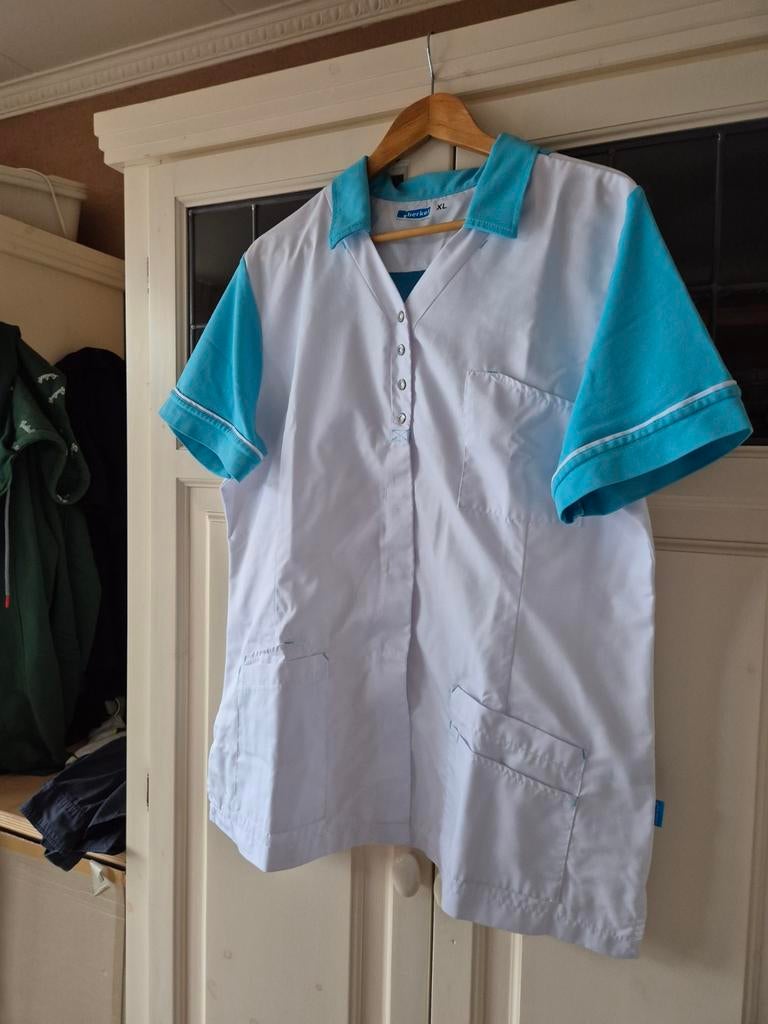 2 Zorgjasjes / Pedicurejasjes - Blauw/Wit, Ophalen of Verzenden, Zo goed als nieuw