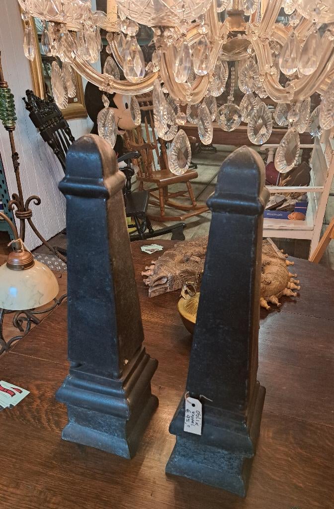 2 obelisk ornamenten 58 cm hoog / materiaal zink mooi koppel, Antiek en Kunst, Ophalen of Verzenden
